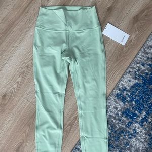 BRAND NEW!! Lululemon wunder under high-rise tight. Size 6